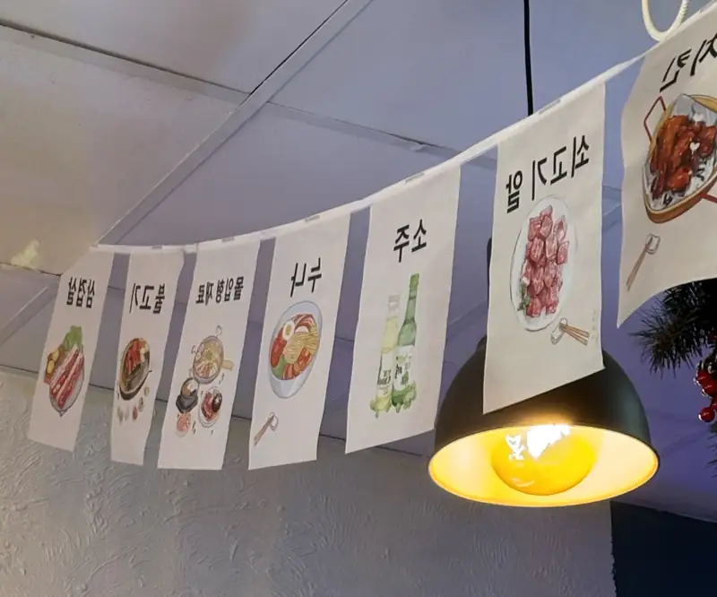 Girlanda kartek z koreańskimi daniami i lampa