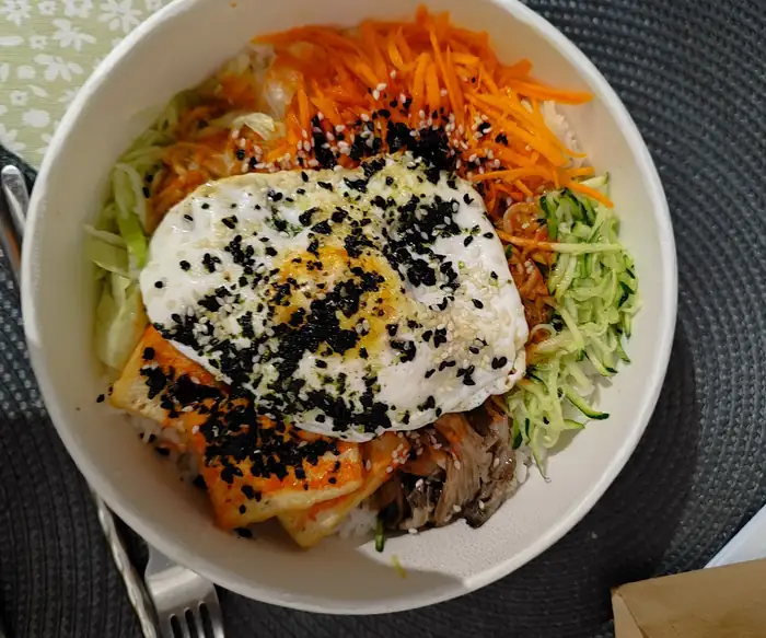 Bibimbap z jajkiem, marchewką i sezamem