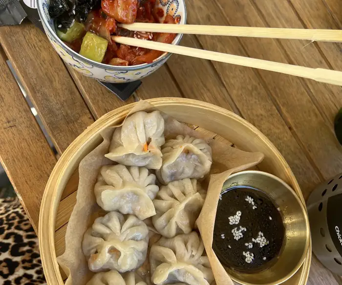 Pierożki mandu w bambusowym koszyku