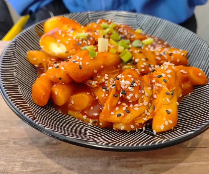 Tteok-bokki w czerwonym sosie z sezamem